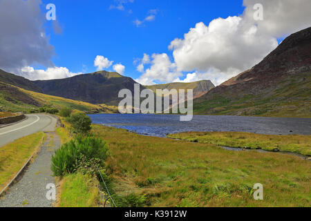 Llyn Ogwen et les montagnes de Glyderau Y Garn et Foel Goch et les montagnes Carneddau de Pen An Wen Ole, Parc National de Snowdonia, le Nord du Pays de Galles, Royaume-Uni. Banque D'Images