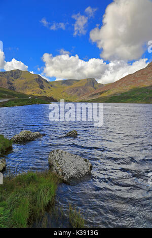 Llyn Ogwen et les montagnes de Glyderau Y Garn et Foel Goch et les montagnes Carneddau de Pen An Wen Ole, Parc National de Snowdonia, le Nord du Pays de Galles, Royaume-Uni. Banque D'Images