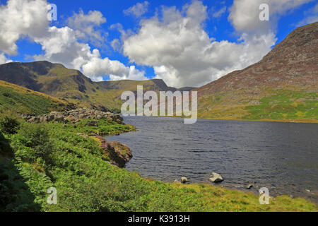 Llyn Ogwen et les montagnes de Glyderau Y Garn et Foel Goch et les montagnes Carneddau de Pen An Wen Ole, Parc National de Snowdonia, le Nord du Pays de Galles, Royaume-Uni. Banque D'Images