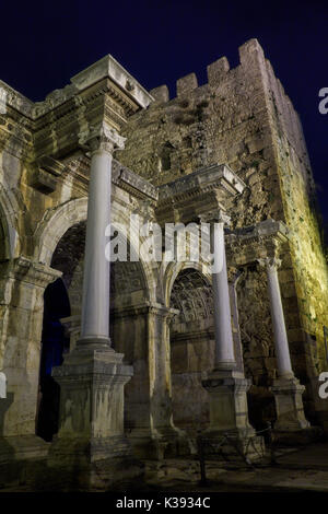 La porte d'Hadrien historique dans la vieille ville d'Antalya la nuit, construit en 130 AD dans l'honneur de l'empereur romain Hadrien. La Turquie. Banque D'Images