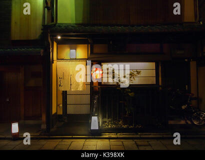 Vue de la nuit de la rivière Shirakawa (Kyoto) Banque D'Images