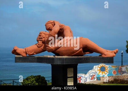 El Beso (le baiser) statue de Victor Delfin, parc del Amor (Parc de l'amour), Miraflores, Lima, Pérou, Amérique du Sud Banque D'Images