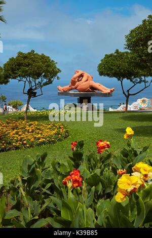 Jardin fleuri et El Beso (le baiser) statue de Victor Delfin, parc del Amor (Parc de l'amour), Miraflores, Lima, Pérou, Amérique du Sud Banque D'Images