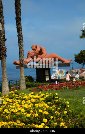 Jardin fleuri et El Beso (le baiser) statue de Victor Delfin, parc del Amor (Parc de l'amour), Miraflores, Lima, Pérou, Amérique du Sud Banque D'Images