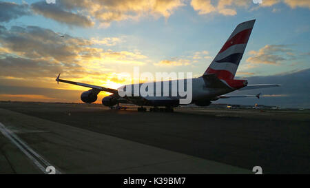 British Airways Airbus A380 G-XLEG remorqué au coucher du soleil à l'aéroport Heathrow de Londres Banque D'Images