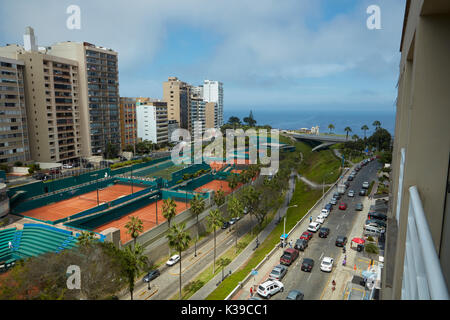 Appartements et terrains de tennis le long du Malecon Balta, Miraflores, Lima, Pérou, Amérique du Sud Banque D'Images