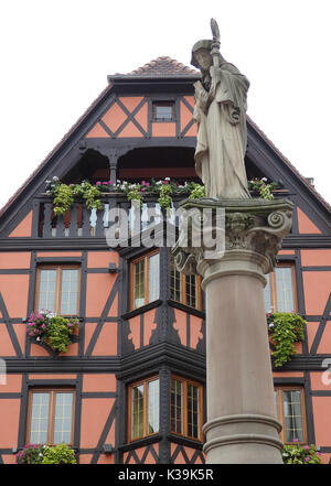 Une magnifique ville d'Obernai, l'Alsace en France, au cours de l'automne ; un arrêt populaire pour les excursionnistes de Strasbourg sur une Route des Vins d''Alsace Banque D'Images