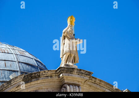 Statue de Saint Blaise en haut de la façade de l'église baroque de Saint Blaise dans la vieille ville de Dubrovnik. Le saint montre dans sa main gauche une échelle Banque D'Images