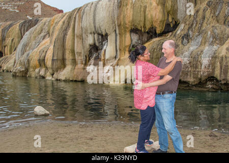 Un couple heureux à une thermopompe géothermique exposée à Hot Springs State Park Thermopolis, WY, Banque D'Images