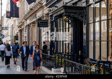 Les gens Shopping à New Bond Street, London, UK Banque D'Images