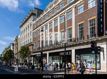 Les gens de Shopping dans Oxford Street, London, UK Banque D'Images