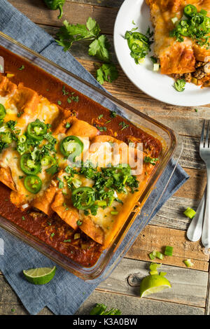 Des enchiladas de boeuf avec sauce rouge et coriandre Banque D'Images