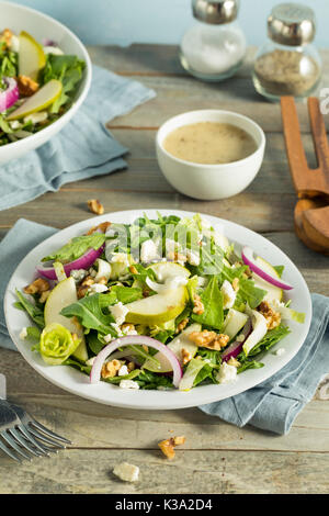 De l'automne matières premières et poire salade avec vinaigrette au fromage bleu Banque D'Images