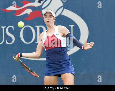 New York, États-Unis. Août 31, 2017. Christina McHale de USA retourne ball au cours de match contre Daria Kasatkina de Russie à US Open Championships à Billie Jean King National Tennis Center Crédit : Lev Radin/Pacific Press/Alamy Live News Banque D'Images