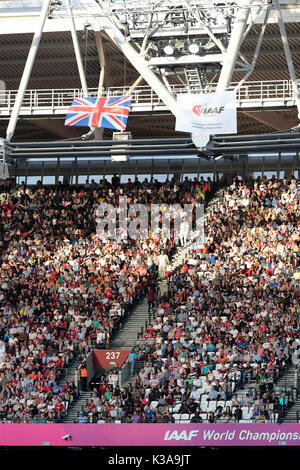 Spectateurs appréciant les Championnats du monde IAAF 2017, Queen Elizabeth Olympic Park, Stratford, London, UK, 6 août 2017 Banque D'Images