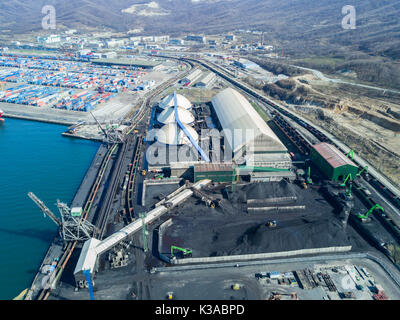 Travailler à port terminal de manutention de charbon type fermé . Banque D'Images