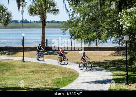 Géorgie, île Jekyll, île barrière, Jekyll Island Club Resort, quartier historique, hôtel, Riverview Drive, vélo, piste cyclable, vélo d'équitation, famille famili Banque D'Images