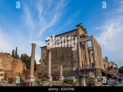 L'empereur Antonius et Temple épouse Faustine colonnes corinthiennes Forum Romain Rome Italie. Temple créé en 141 AD par l'Empereur, qui fait maintenant partie de l'église San Lorenzo Banque D'Images