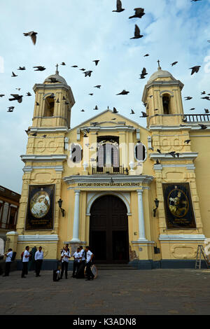 Les pigeons et l'église San Francisco (reconstruite en 1672), centre historique de Lima (Site du patrimoine mondial), Pérou, Amérique du Sud Banque D'Images