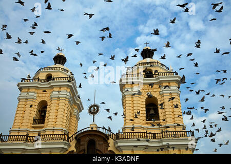 Les pigeons et les clochers de l'église de San Francisco (reconstruite en 1672), centre historique de Lima (Site du patrimoine mondial), Pérou, Amérique du Sud Banque D'Images