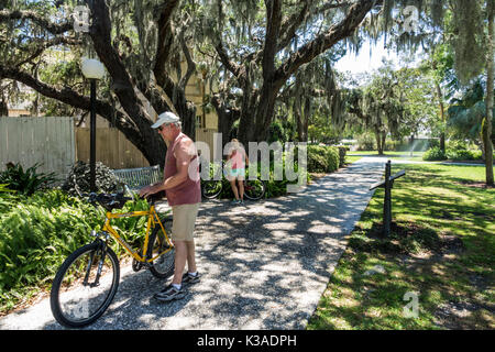 Géorgie,Jekyll Island,barrière île,Jekyll Island Club Resort,quartier historique,vélo,piste cyclable,cavaliers,couple,adulte homme hommes,femme Banque D'Images