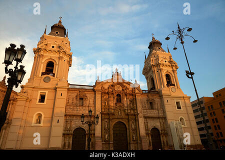 La fin de la lumière sur Basilique Cathédrale de Lima (1535) a commencé la construction de la Plaza Mayor, centre historique de Lima (Site du patrimoine mondial), Pérou, Amérique du Sud Banque D'Images