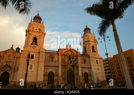 La fin de la lumière sur Basilique Cathédrale de Lima (1535) a commencé la construction de la Plaza Mayor, centre historique de Lima (Site du patrimoine mondial), Pérou, Amérique du Sud Banque D'Images
