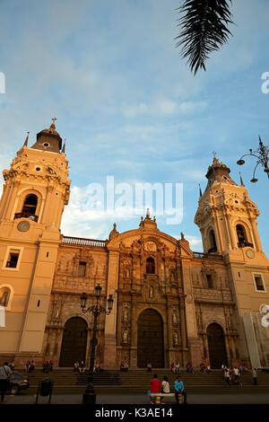 La fin de la lumière sur Basilique Cathédrale de Lima (1535) a commencé la construction de la Plaza Mayor, centre historique de Lima (Site du patrimoine mondial), Pérou, Amérique du Sud Banque D'Images