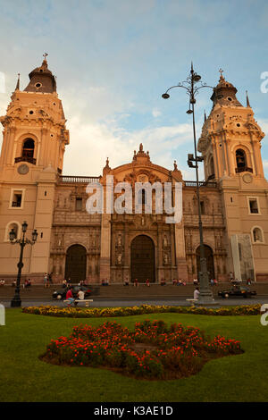 La fin de la lumière sur Basilique Cathédrale de Lima (1535) a commencé la construction de la Plaza Mayor, centre historique de Lima (Site du patrimoine mondial), Pérou, Amérique du Sud Banque D'Images