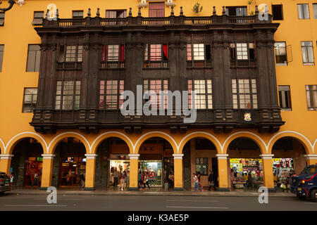 Balcons en bois ouvragé sur bâtiment historique sur la Plaza Mayor, centre historique de Lima (Site du patrimoine mondial), Pérou, Amérique du Sud Banque D'Images