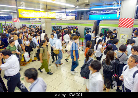 TOKYO, JAPON - CIRCA MAI 2014 : Les passagers pressés à la station Ikebukuro à Tokyo, Japon. Ikebukuru est le deuxième poste gare dans le monde Banque D'Images