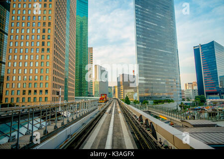 TOKYO, JAPON - 28 juin 2017 : décor d'un train roulant sur la ligne Yurikamome élevée de rail à Odaiba, Minato, Tokyo, dans le cadre de clair bleu ciel ensoleillé Banque D'Images