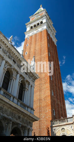 Le Campanile de Venise de l'arrière contre un ciel bleu sur une journée ensoleillée Banque D'Images