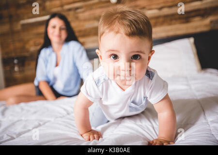 Portrait d'une mère avec son bébé de neuf mois Banque D'Images