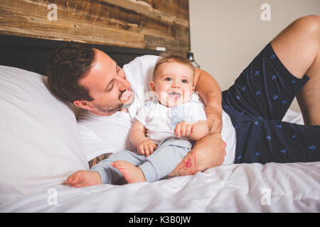 Portrait d'un père avec son bébé de neuf mois Banque D'Images