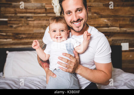 Portrait d'un père avec son bébé de neuf mois Banque D'Images