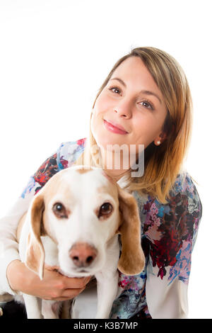 Femme avec chien posent en studio - isolé sur fond blanc Banque D'Images