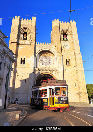 Lisbonne, PORTUGAL - Juillet 05, 2017 : célèbre tramway jaune courir devant se Cathédrale de Lisbonne, Portugal. Banque D'Images