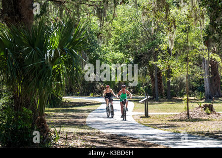 Géorgie,Jekyll Island,barrière île,piste cyclable,cycliste,adulte femme femme femme dame,amis,vélo,équitation,sentier,les visiteurs se rendent à Banque D'Images