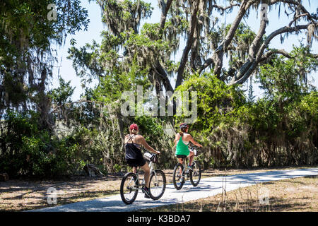 Géorgie,Jekyll Island,barrière île,piste cyclable,cycliste,adulte femme femme femme dame,amis,vélo,équitation,sentier,mousse espagnole,voyages des visiteurs Banque D'Images