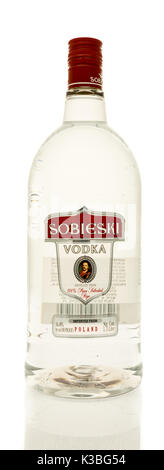 Winneconne, WI - 1 septembre 2017 : une bouteille de vodka Sobieski sur un fond isolé. Banque D'Images