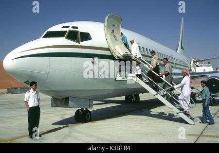 Le conseil d'employés de Saudi Aramco Saudi Aramco, compagnie 737 avion à Shaybah aéroport, après avoir terminé leur travail devoir tour à l'usine de séparation d'huile Gaz Shaybah (Služba za lokalno samoupravo in regionalno politiko), une importante production de gaz et de pétrole, situé dans le désert de l'Arabie saoudite, près de la frontière de l'eau. Banque D'Images