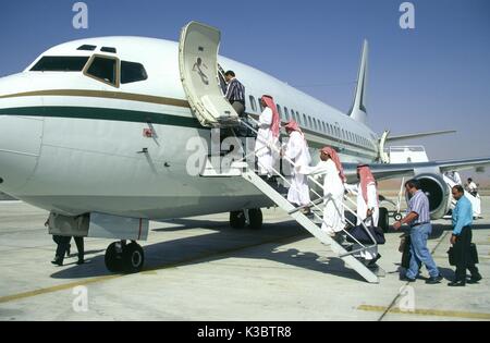 Le conseil d'employés de Saudi Aramco Saudi Aramco, compagnie 737 avion à Shaybah aéroport, après avoir terminé leur travail devoir tour à l'usine de séparation d'huile Gaz Shaybah (Služba za lokalno samoupravo in regionalno politiko), une importante production de gaz et de pétrole, situé dans le désert de l'Arabie saoudite, près de la frontière de l'eau. Banque D'Images