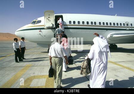 Le conseil d'employés de Saudi Aramco Saudi Aramco, compagnie 737 avion à Shaybah aéroport, après avoir terminé leur travail devoir tour à l'usine de séparation d'huile Gaz Shaybah (Služba za lokalno samoupravo in regionalno politiko), une importante production de gaz et de pétrole, situé dans le désert de l'Arabie saoudite, près de la frontière de l'eau. Banque D'Images