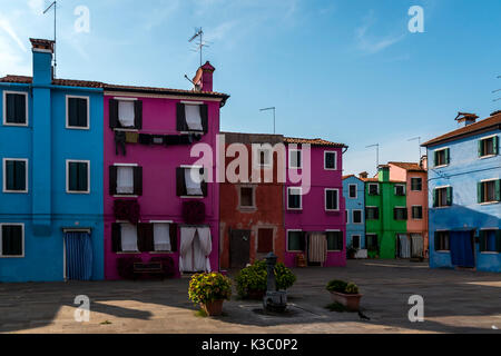 Maisons colorées sur l'île Burano à Venise, Italie Banque D'Images