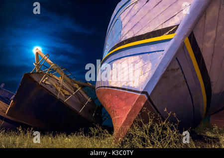 Bateaux abandonnés utilisés par les immigrants pour atteindre les côtes de la Sicile de l'Afrique, de Porto Palo, Italie Banque D'Images