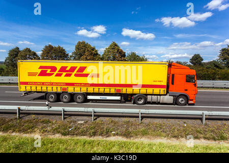 Remorque de camion DHL sur autoroute, camion de service de livraison DHL, camion de République tchèque Europe sur route Banque D'Images