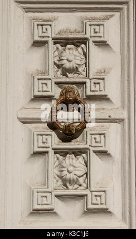 Porte Antique ornements et bouton en bronze Banque D'Images