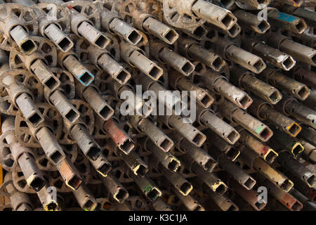 Échafaudage metal tubes empilés dans l'année catégorie street close up Banque D'Images