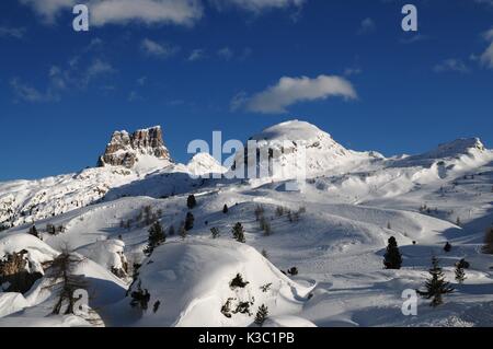 Monte averau en hiver, la plus haute montagne de l'nuvolau groupe dans les dolomites, situé dans la province de Belluno, Veneto, Italie du nord Banque D'Images